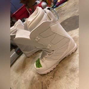 Snowboard boots